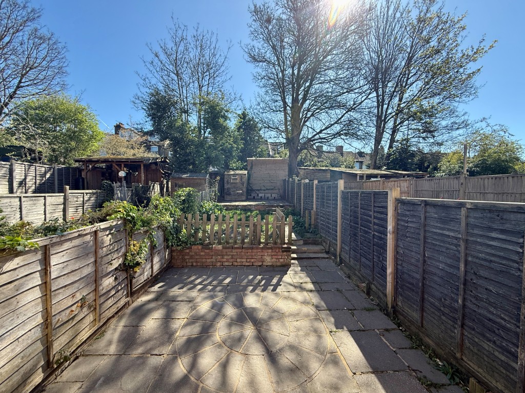 Lot: 89 - MID-TERRACE HOUSE FOR REFURBISHMENT - Garden to rear with patio
